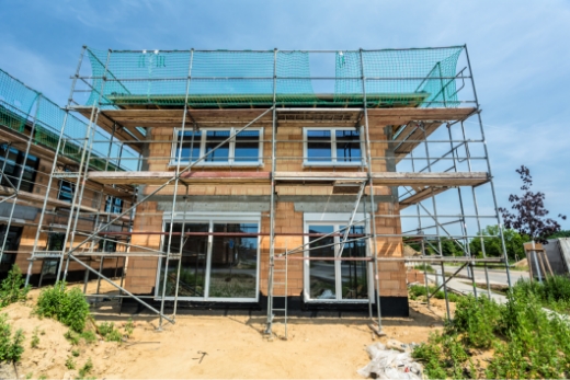 Einfamilienhaus-Baustelle Rohbau-Haus mit Gerüst